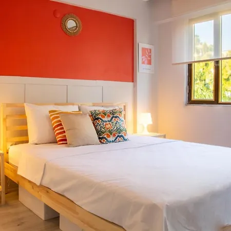 Cozy Seaside Retreat W Sea View In Apartamento